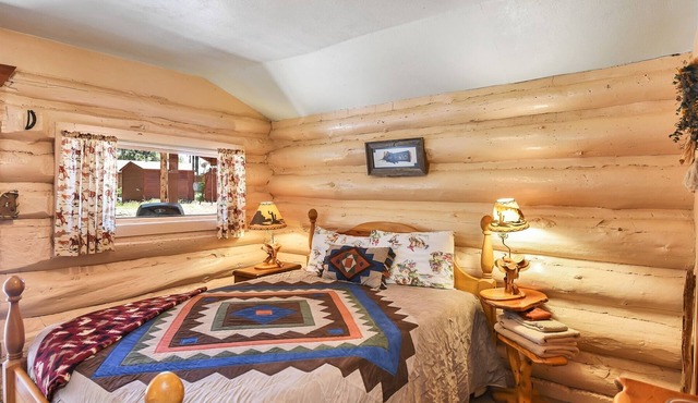 Roger's Cabin | Historic Log Cabin in the Woods | Near Grand Canyon & Flagstaff