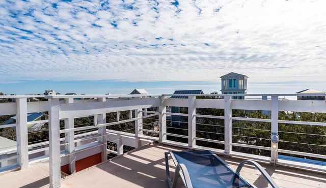 'Roger's Lighthouse' in the Heart of Seaside. Bikes included.