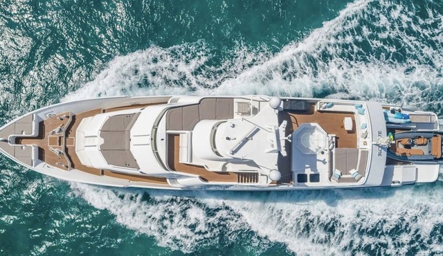 Rogue, 105ft Yacht with Hot-tub