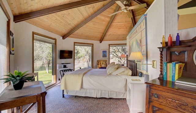 Rogue River frontage: private deck & hot tub, exciting interior, river dock, FUN