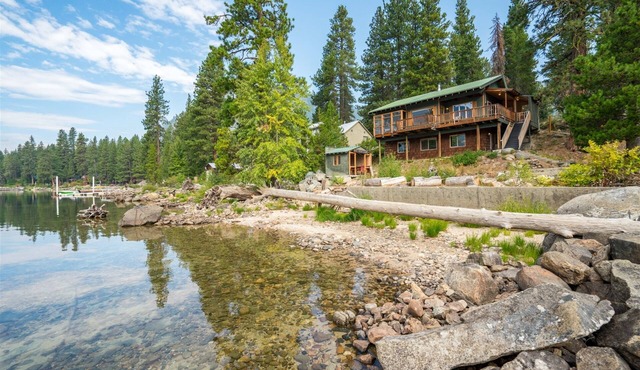 Rogue Shores - Tranquil Lakefront Home