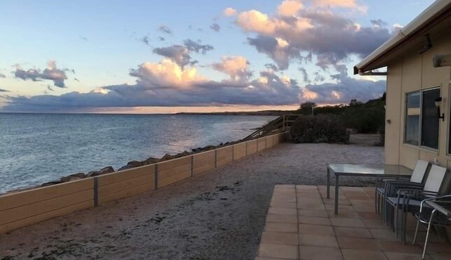 Rogues Weekender - right on the beach