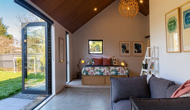 Roker Street Retreat - Contemporary Kiwi Styled Studio