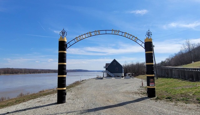 Rollin on the River: Riverfront, Hot Tub, Creation Museum, Ark, Ski, Sleeps 15