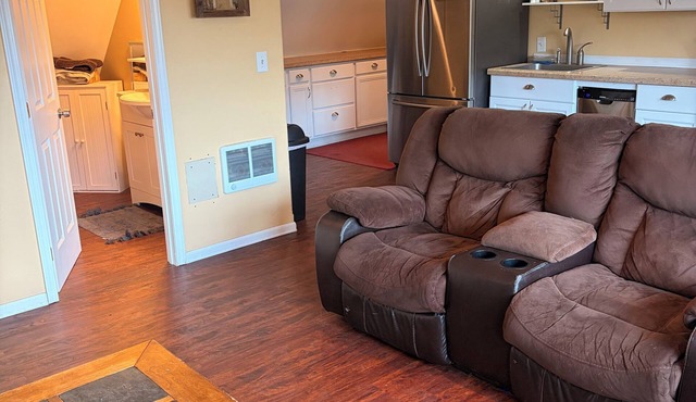 Rolling Hills Guest House. Charming 1-bedroom apartment, AC outside of Tonasket