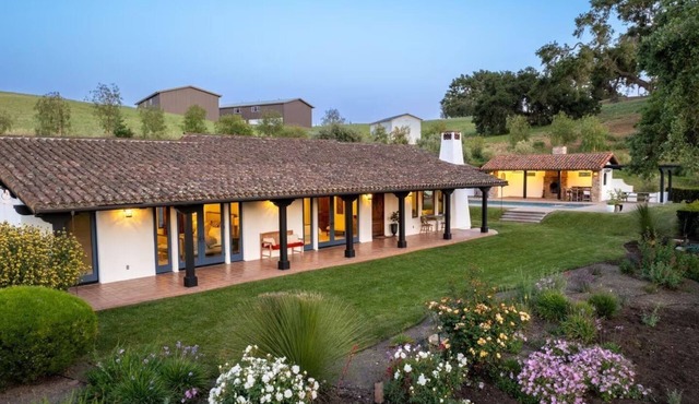 Rolling Ranch, Luxury Vineyard Retreat with Pool & Spa on 10 Acres