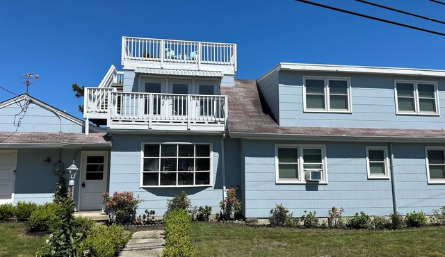 Rollo's Roost is an authentic-funky and quaint beach house. Bright & charming.