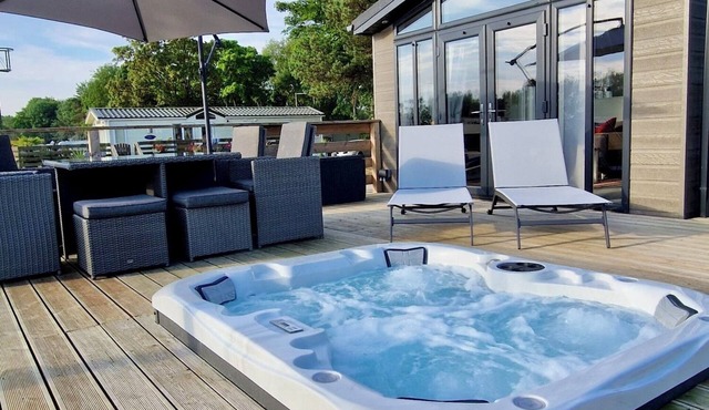 Rolo's Lodge Tallington Lakes, Near Stamford PE9