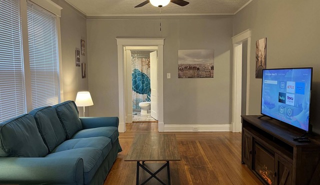 Rolston 1, One Bedroom Unit near Xavier, Downtown