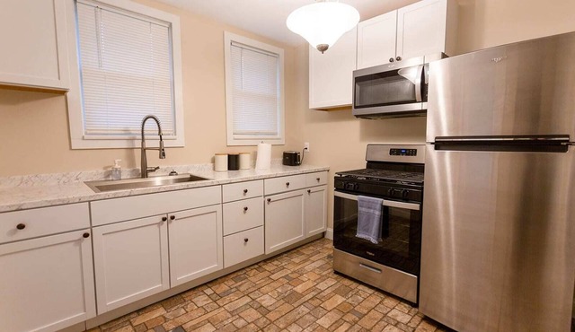Rolston House - 1 Bed House near Xavier & Downtown