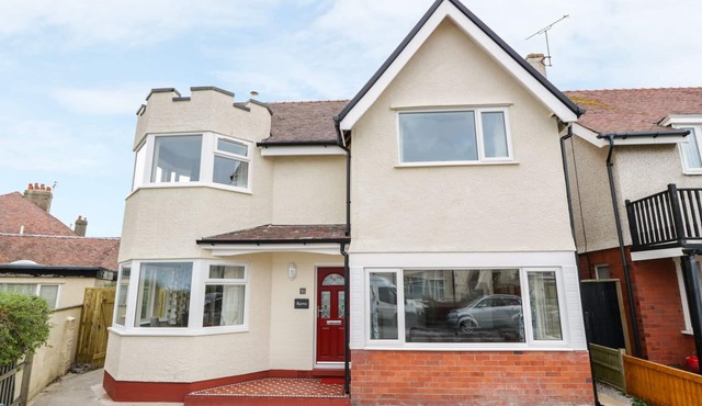 ROMA, pet friendly, character holiday cottage in Rhos-On-Sea