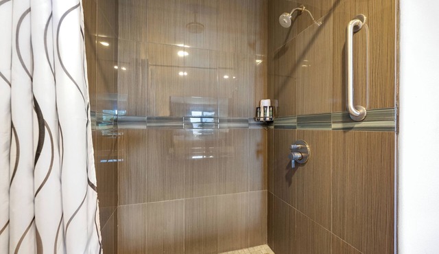 Roman Spa Room - Heart Shape Jacuzzi + Fireplace