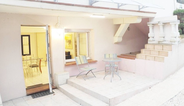 Roman T3 RDC - Two Bedroom Apartment, Sleeps 4