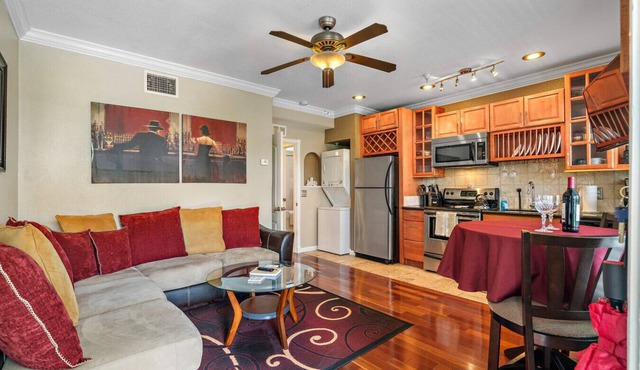 Romance in the City - 1 Bdrm Studio in Downtown!