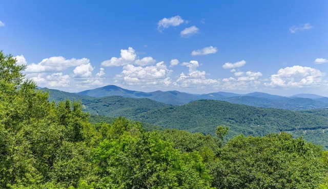 Romance with this Gorgeous Mnt View’ minutes to downtown Boone , Gated community