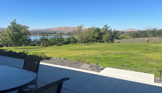 Romanic Getaway! River Front Property with View of the Columbia River