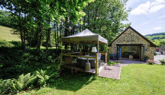 Romantic 1 Bedroom Lodge (optional hot tub) in Forest of Dean &Wye Valley ANOB