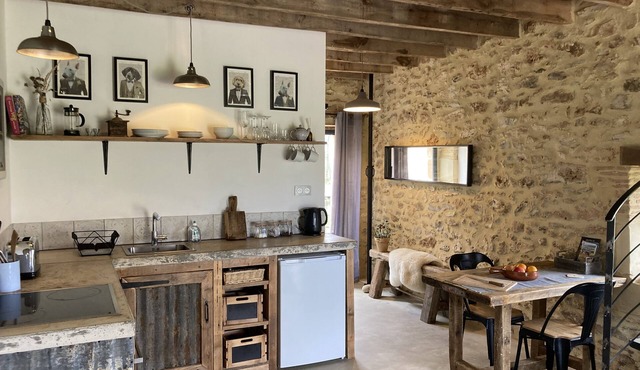 Romantic 1 bedroom loft apartment with pool, 5 min to Monpazier