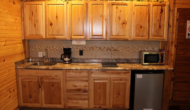 Romantic 1 Br cabin with large tub, beautiful Mt and creek views