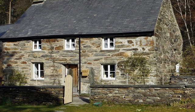 Romantic, 17c Listed Stone Cottage On Edge Of Lake In Ancient Oak Woodlands