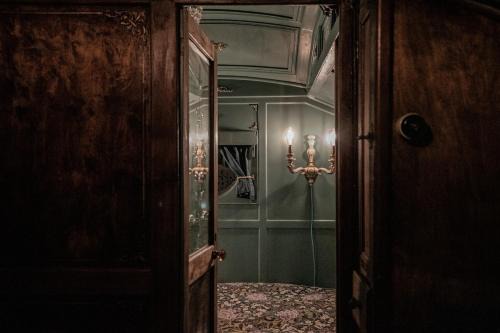 Romantic 1920s Circus Wagon Experience