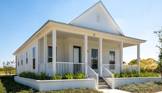 Romantic 1BR/1BA Cottage overlooking Lake Alfred!