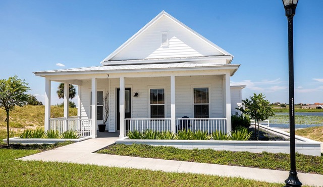 Romantic 1BR/1BA Cottage overlooking Lake Alfred!