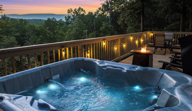 Romantic 2-bedroom cabin, Hot tub, views, Firepit, Arcade, Grill