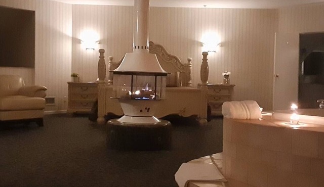 Romantic 2-Floor King Honeymoon Suite w/Stunning Lakeside Views
