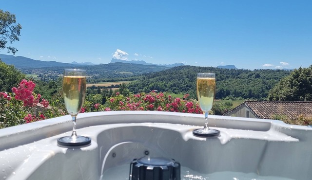 Romantic 2* getaway with private Jacuzzi and breathtaking views