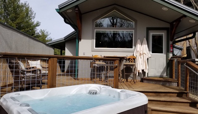 Romantic , 5 miles to downtown Asheville, Private, Hot Tub, Fireplace, Fenced