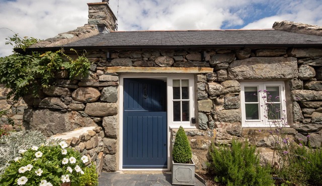 Romantic and cosy cottage, countryside views, near to the beach and mountains