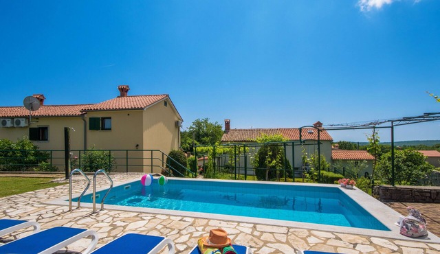 Romantic and family-friendly pool Villa, minutes from the beach