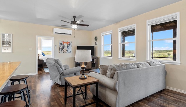 Romantic and peaceful country setting only 25 minutes from Belton or Temple!