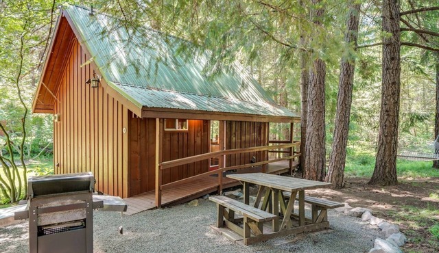 Romantic and Secluded Cabin Rental for Couples' Getaway near Mount Adams, Washington