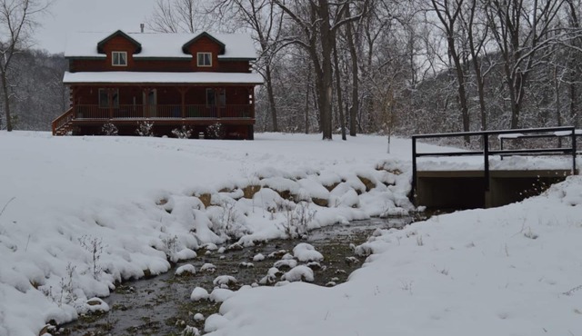 Romantic and Very Secluded Cozy Creekside Cabin with a Relaxing Hot Tub.