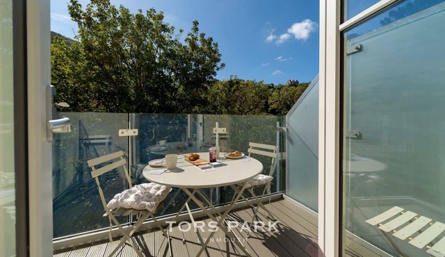 Romantic Apartment with Balcony River Views | 1Bed