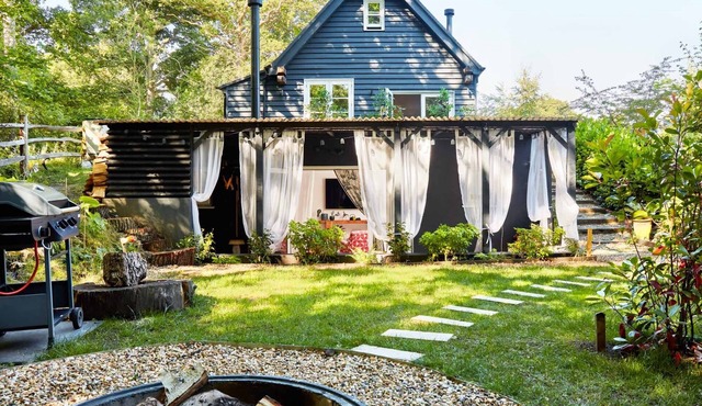 Romantic artist studio with hot tub, fire pit, hiking trails in woodland setting