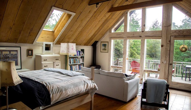 ROMANTIC, ARTISTS PRIVATE 'FOREST SUITE', 5 acres Redwoods, Trails, Mendo 2 mi.