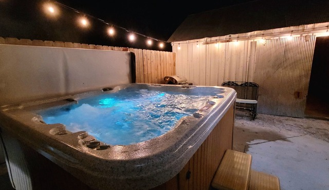 Romantic Augusta Cottage w/hot tub