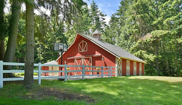 Romantic Barn House - Relax in private lush surroundings.