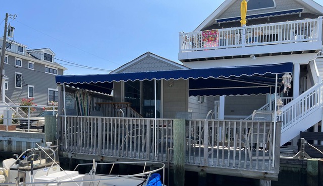 Romantic Bayfront Cottage - Pet Friendly!