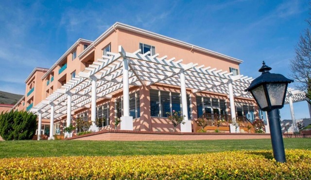 Romantic Beach Getaway! Full Kitchen, Free Parking, Steps to Avila Beach Pier