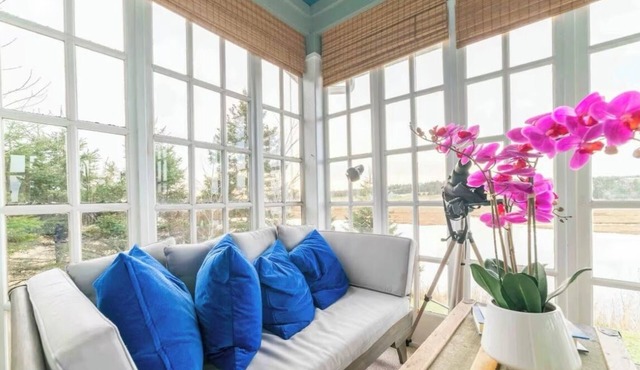 Romantic beach suite with hot tub — 7 min walk from a beautiful sandy beach!