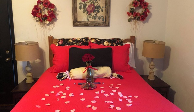 Romantic bed breakfast cottage with private hot tub, kitchen, jacuzzi,fireplace