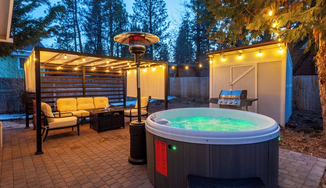 Romantic Big Bear Cabin - Private Patio, Hot Tub, Fire Table + BBQ | Spring Now!