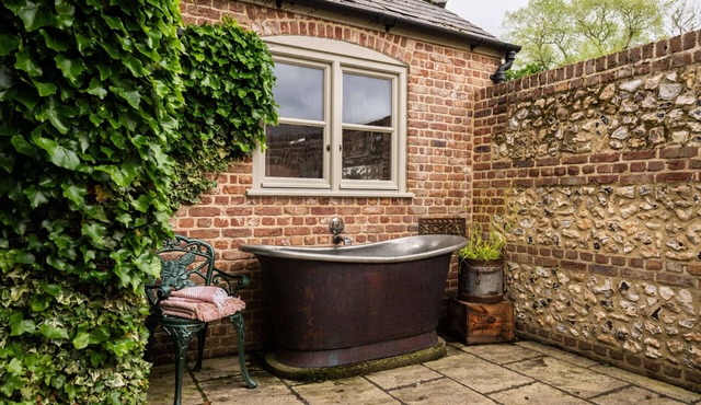 Romantic bolthole for two with indoor swimming pool and sauna in Dorset