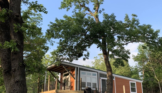 Romantic Bungalow! Hot Tub,Fire pit, Outdoor Space, Silver Dollar City & Branson