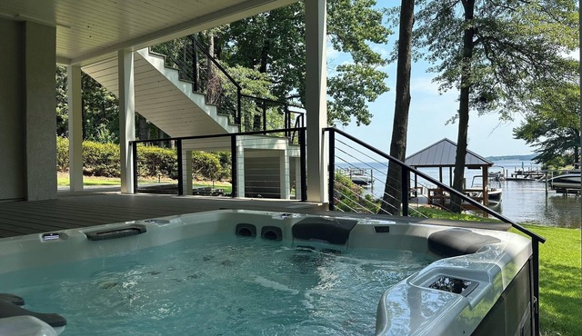 Romantic bungalow on Lake Murray w/cold plunge/hot tub/sauna, gym & dock gazebo
