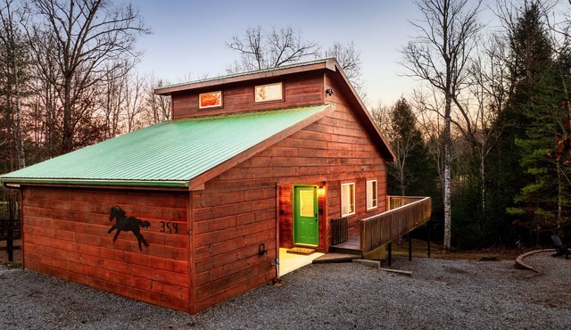 Romantic Cabarn w/HotTub Lounge - Located on BSF!